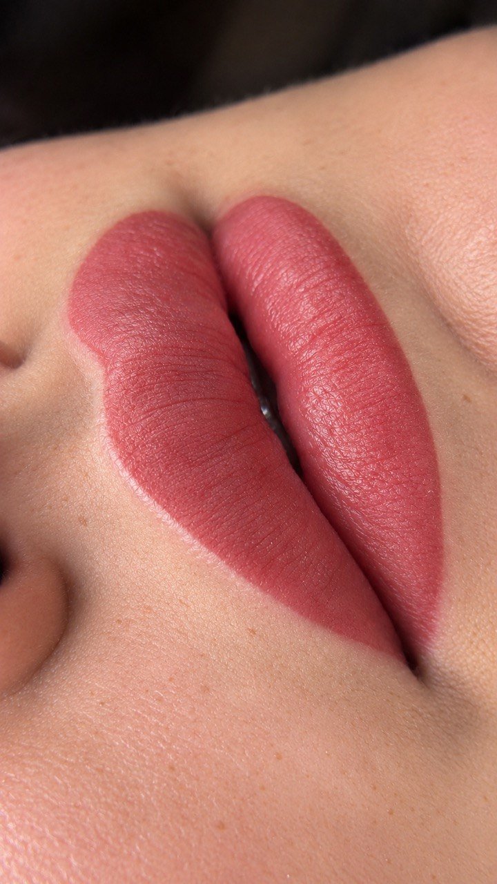 Detalle de micropigmentación de labios efecto gloss
